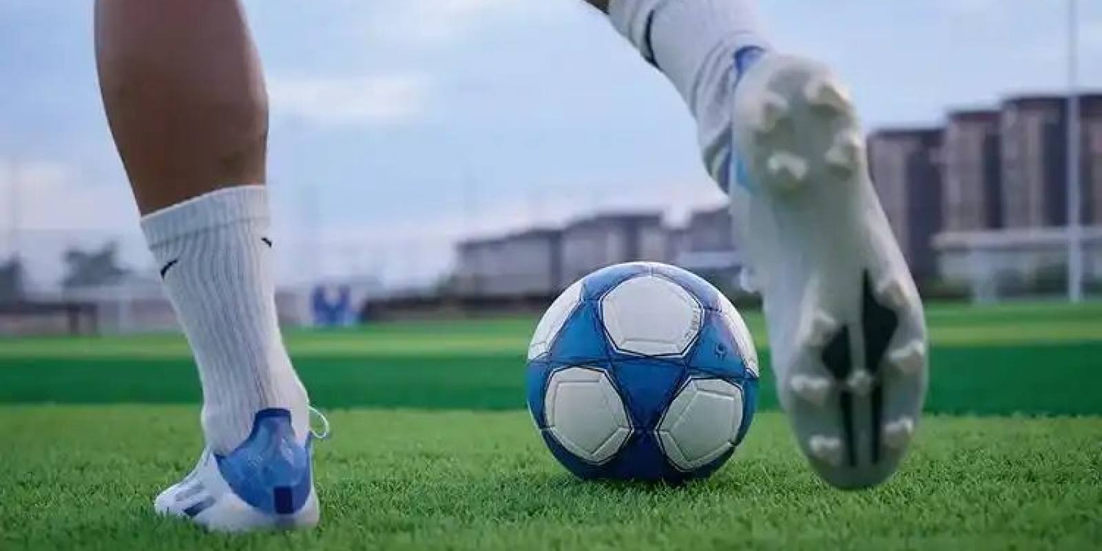 bsports必一运动首页主视觉：球场边的晨间训练
